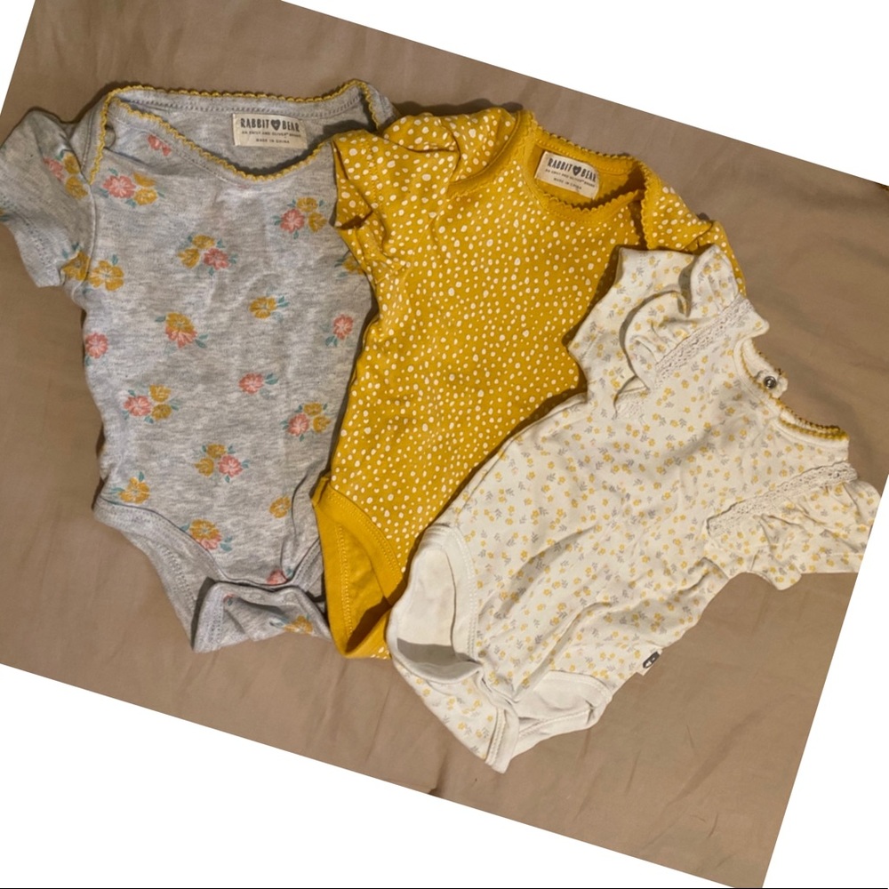 2/$15 0-3M onesies Rabbit & Bear brand 🐰 🐻